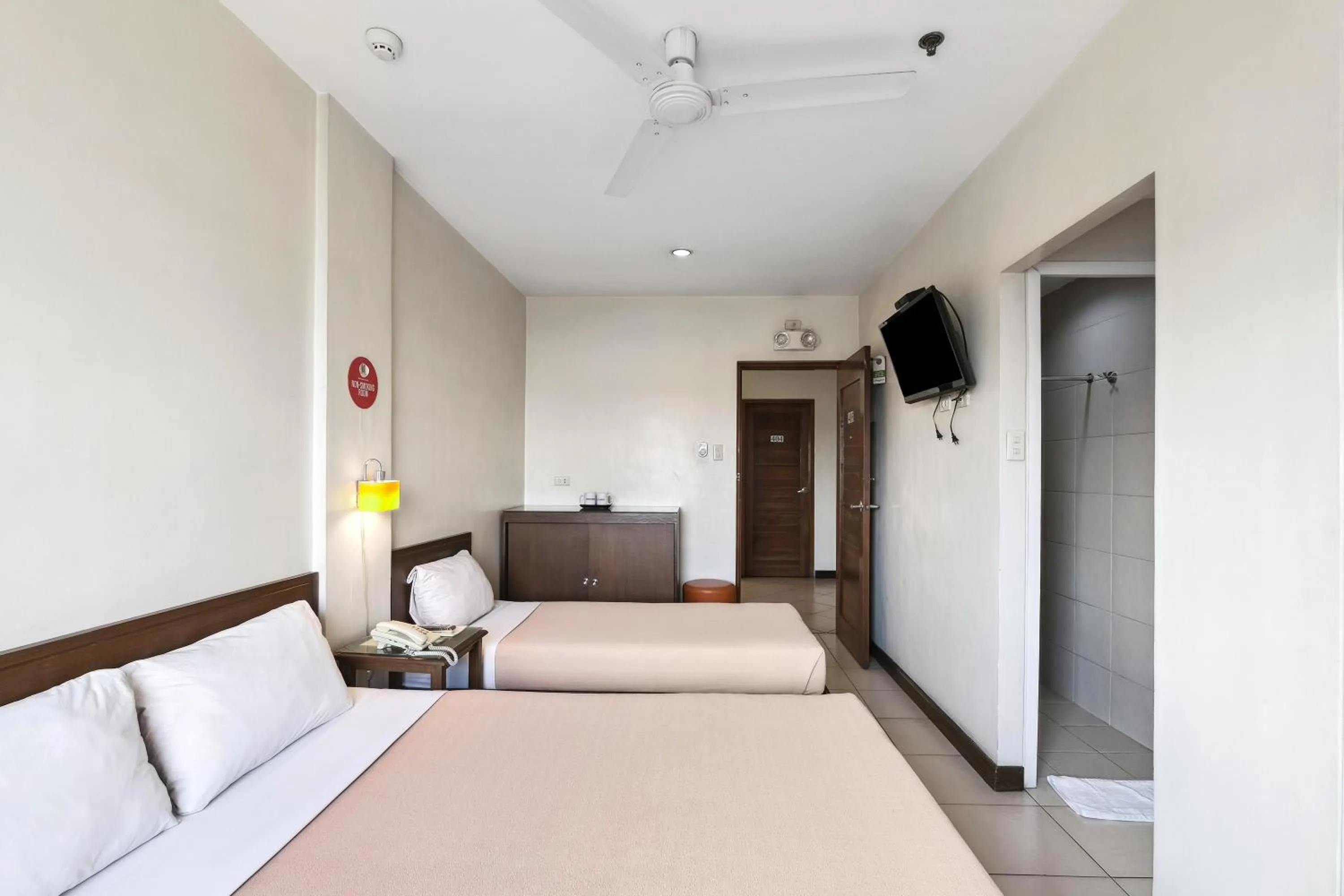 Bed in Governor Forbes Inn - Manila City Center