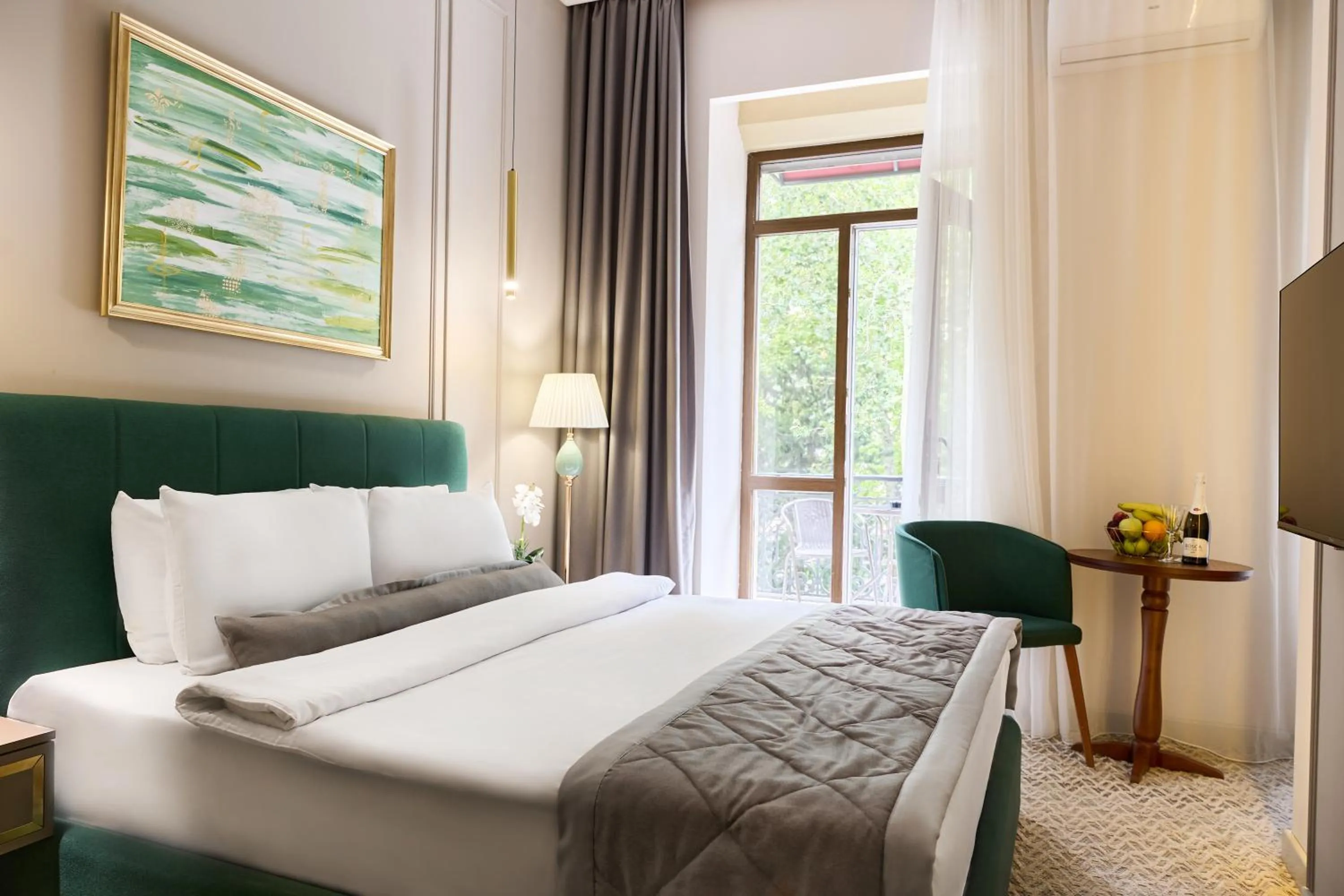 Bed in Maestro Address Hotel