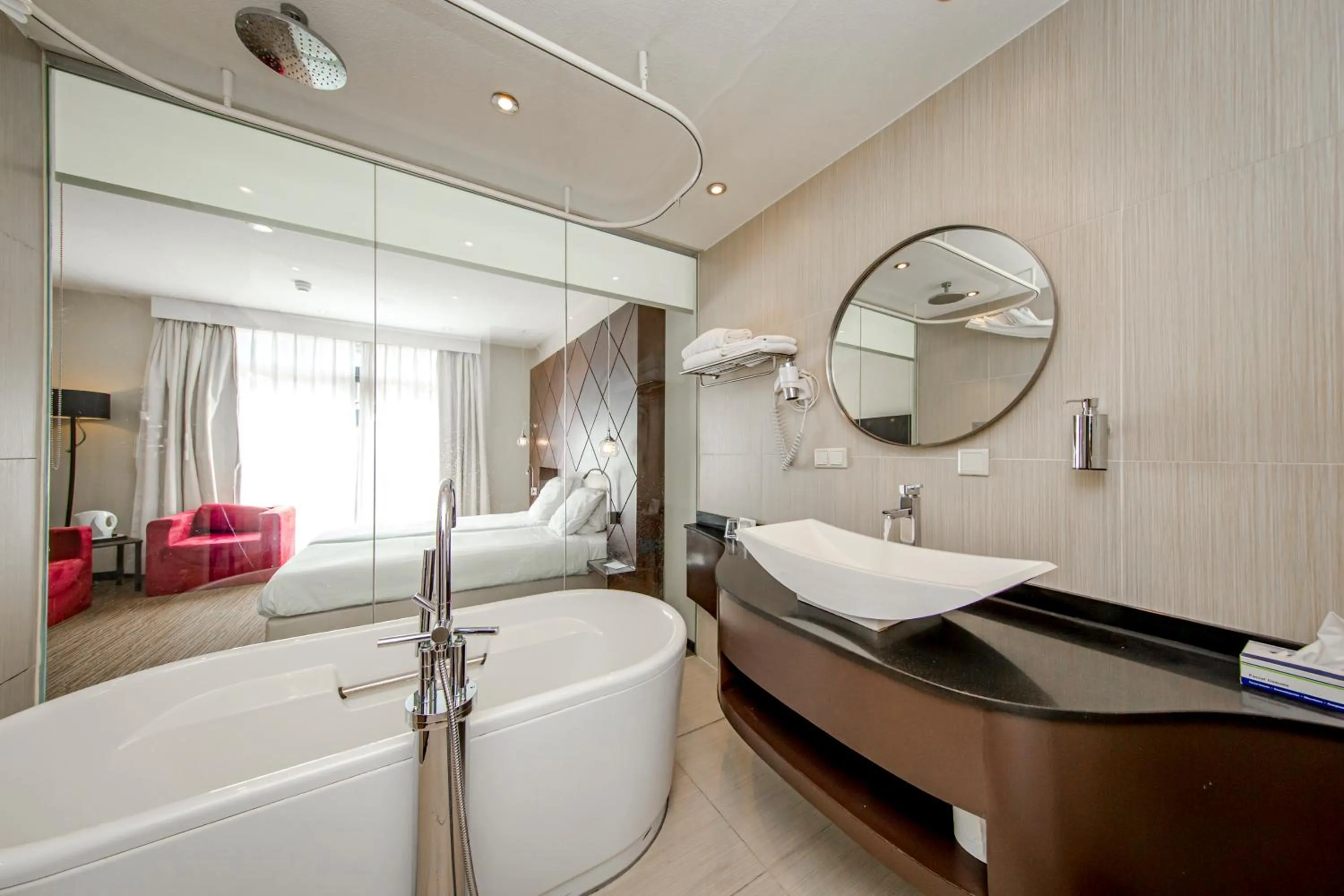 Bathroom, Bed in Fletcher Hotel-Restaurant Jagershorst-Eindhoven