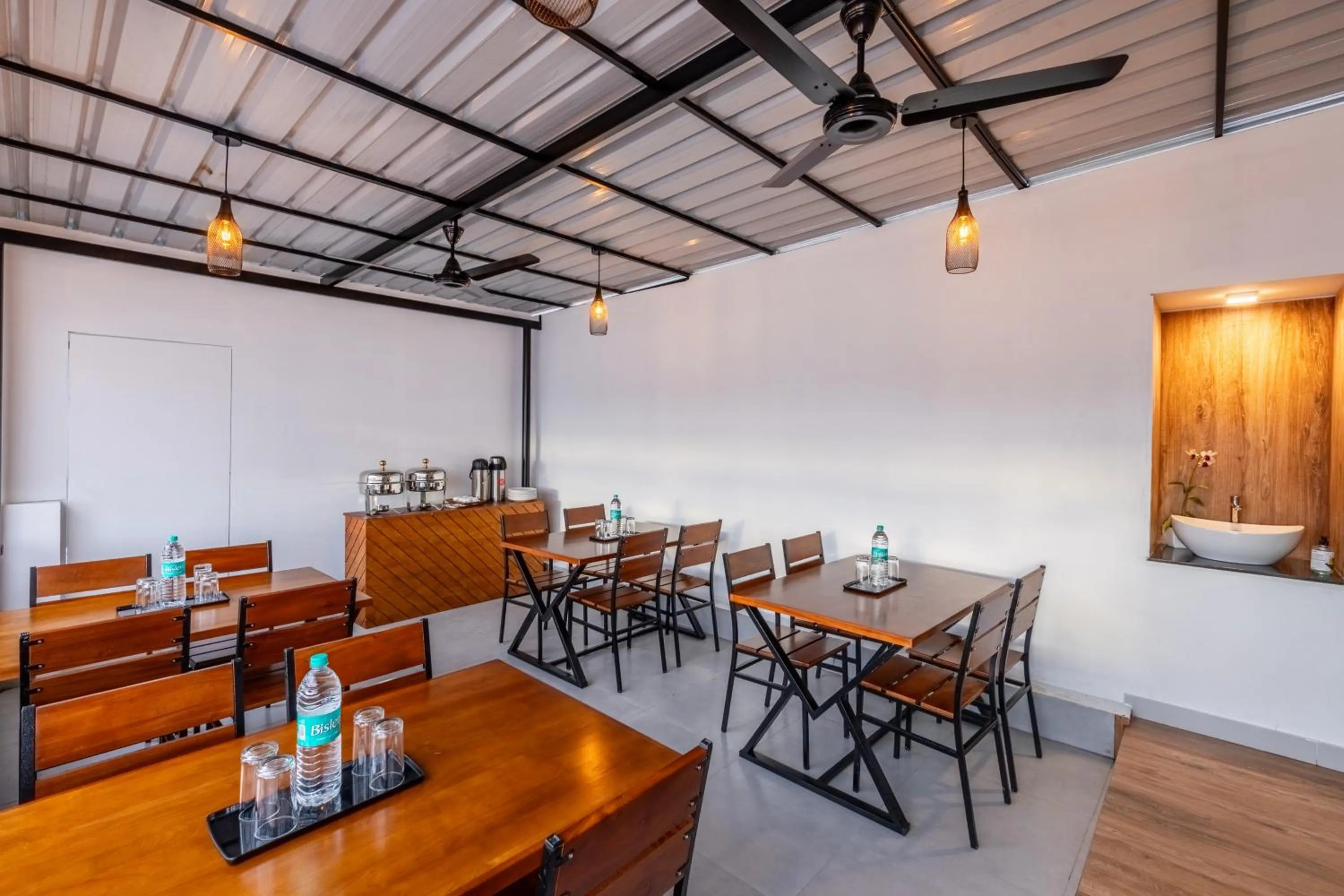 Dining area in Treebo De Cloud 9 Regency