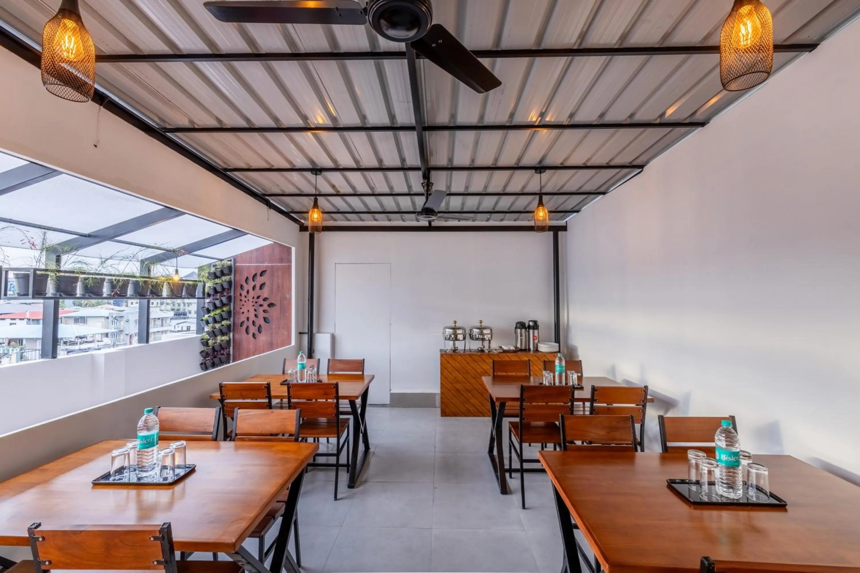 Dining area in Treebo De Cloud 9 Regency
