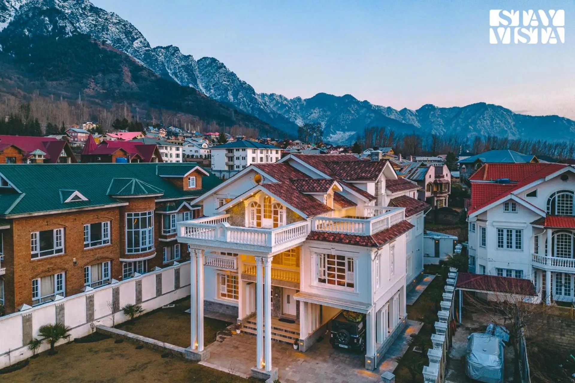 Mountain view in StayVista at Midsummer Moon - Mountain View with Courtyard