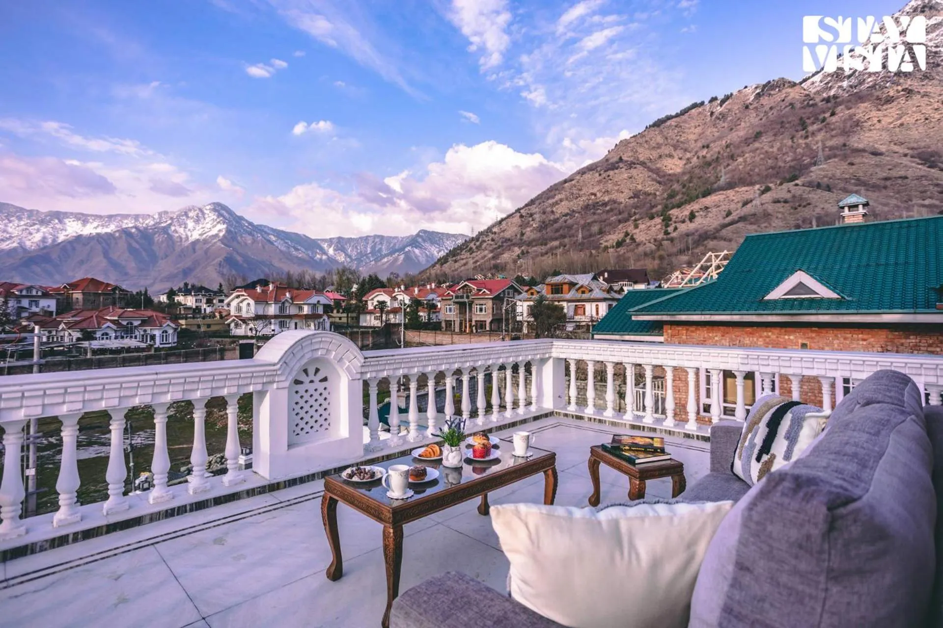 Balcony/Terrace in StayVista at Midsummer Moon - Mountain View with Courtyard