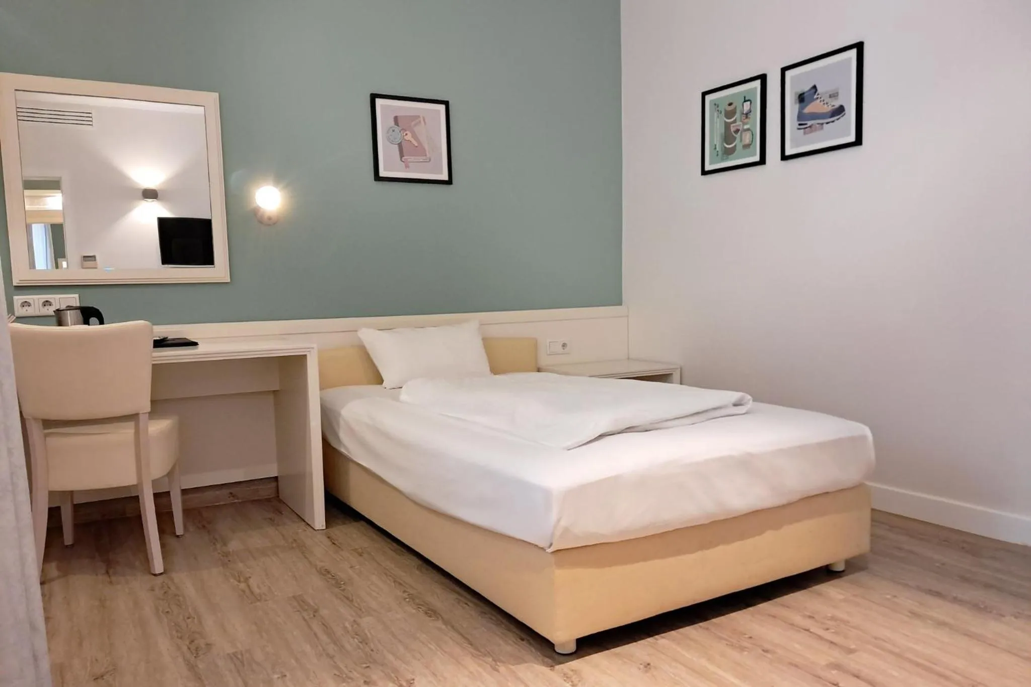 Photo of the whole room, Bed in Garner Hotel Post Aschaffenburg by IHG