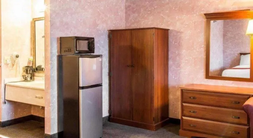 Bed in Econo Lodge Longmont East