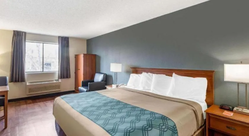 Bed in Econo Lodge Longmont East