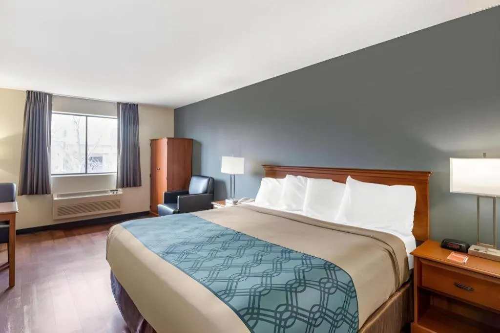 Bed in Econo Lodge Longmont East