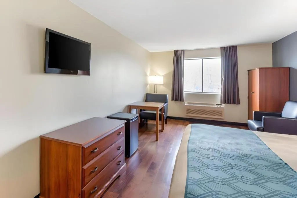 Bed in Econo Lodge Longmont East