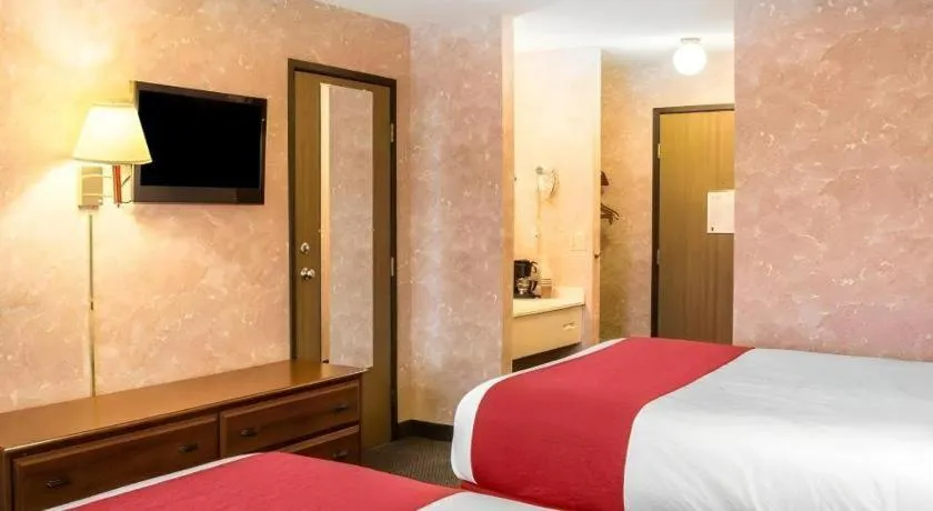 Bed in Econo Lodge Longmont East