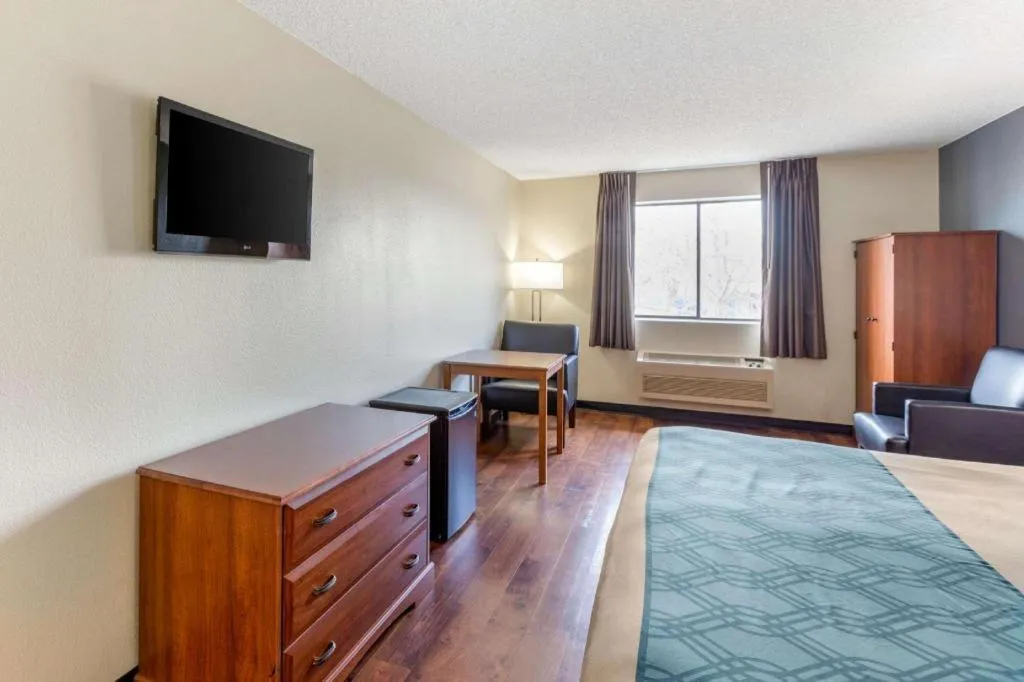 Bed in Econo Lodge Longmont East