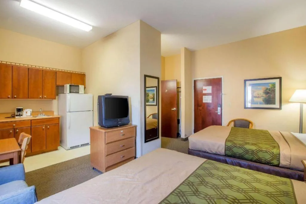 Bed in Econo Lodge Valdosta Mall Area