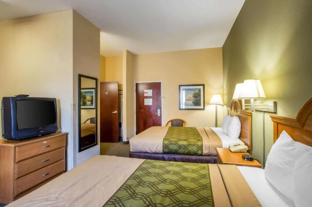 Bed in Econo Lodge Valdosta Mall Area