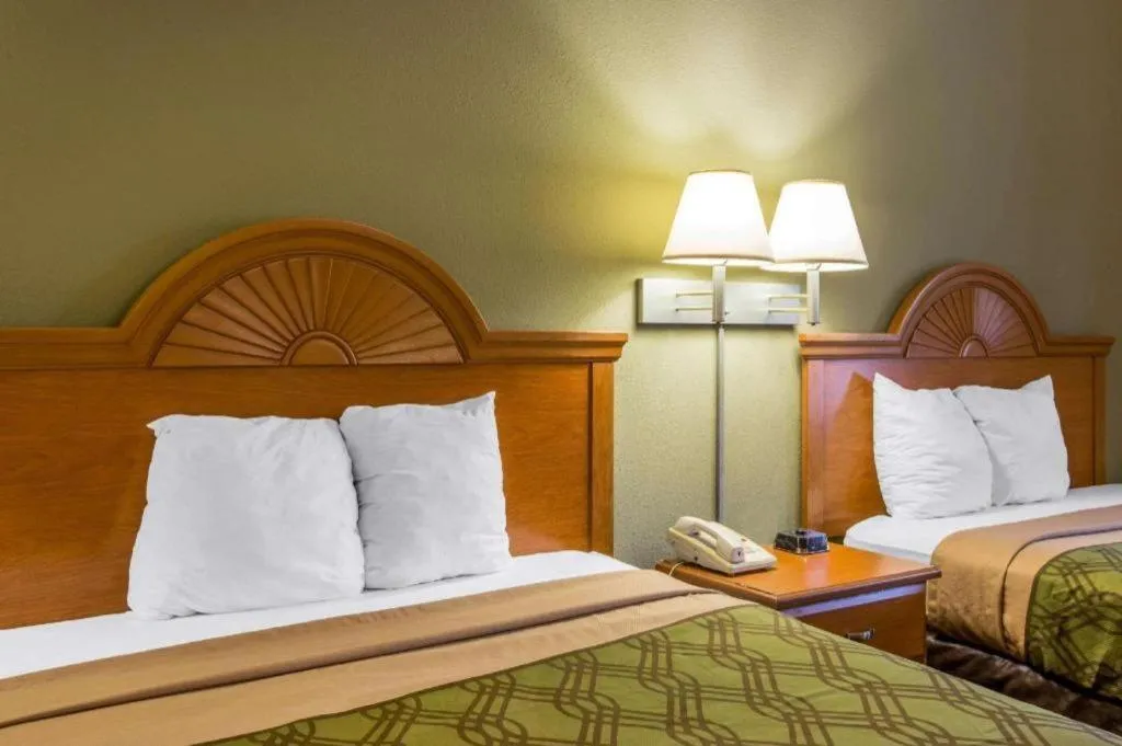 Bed in Econo Lodge Valdosta Mall Area