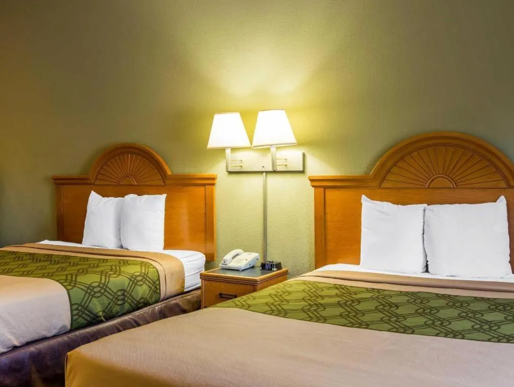 Bed in Econo Lodge Valdosta Mall Area