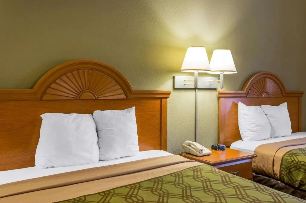 Bed in Econo Lodge Valdosta Mall Area