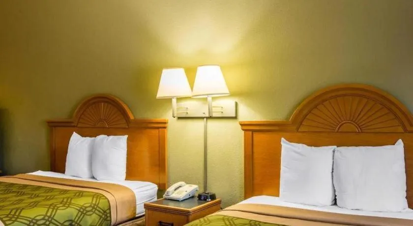 Bed in Econo Lodge Valdosta Mall Area