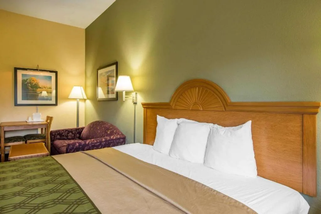 Bed in Econo Lodge Valdosta Mall Area