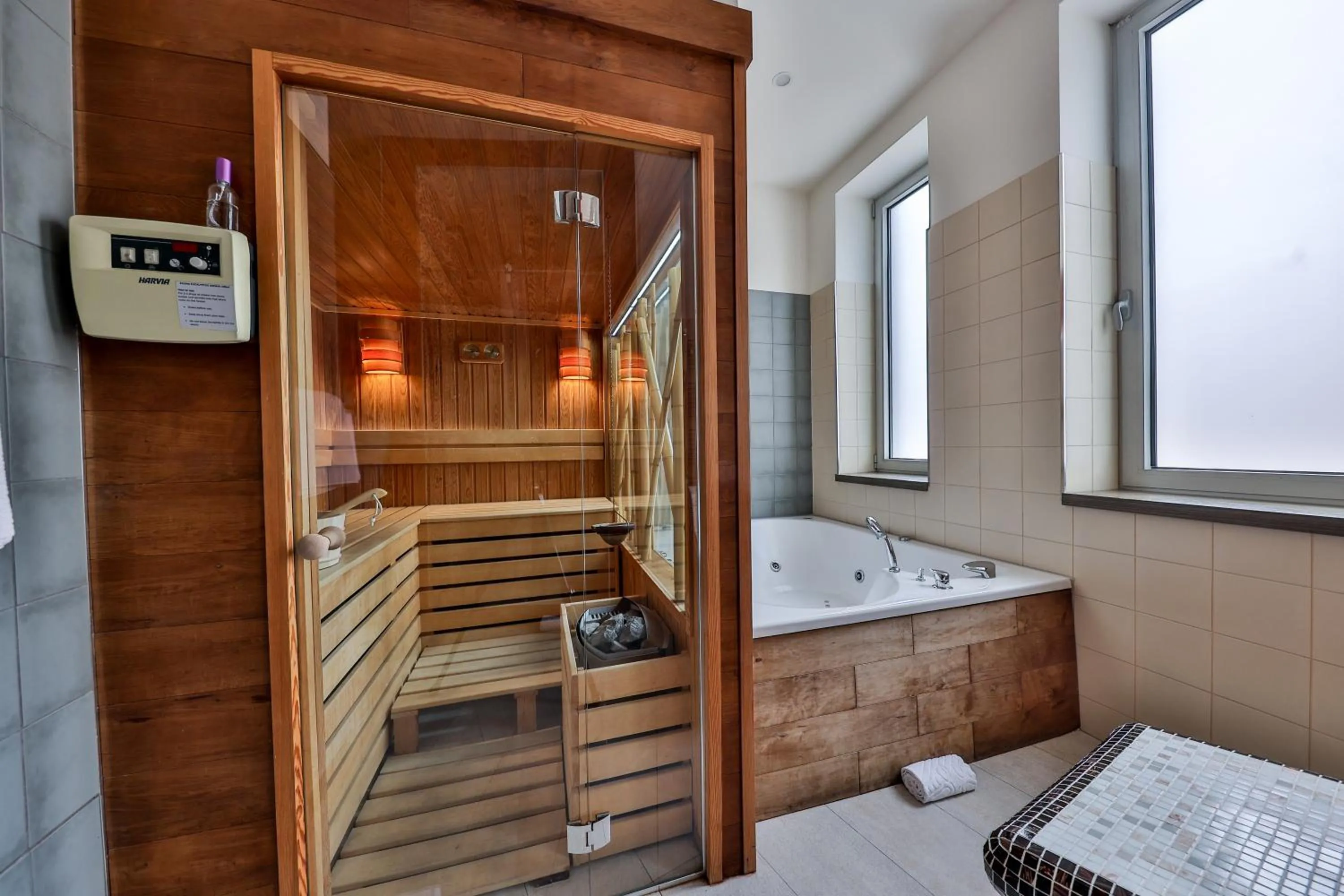 Hot Tub, Bed in Atera Business Suites