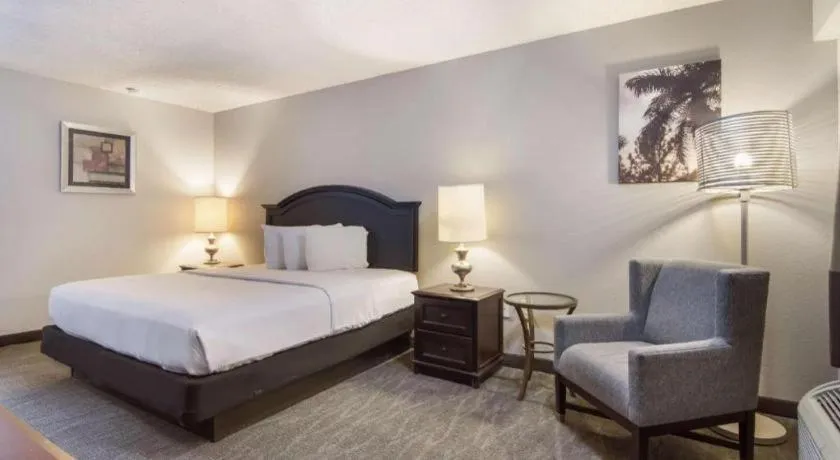 Bed in Rodeway Inn Lumberton Central