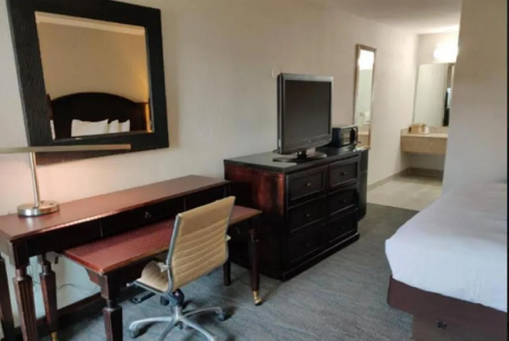 Bed in Rodeway Inn Lumberton Central