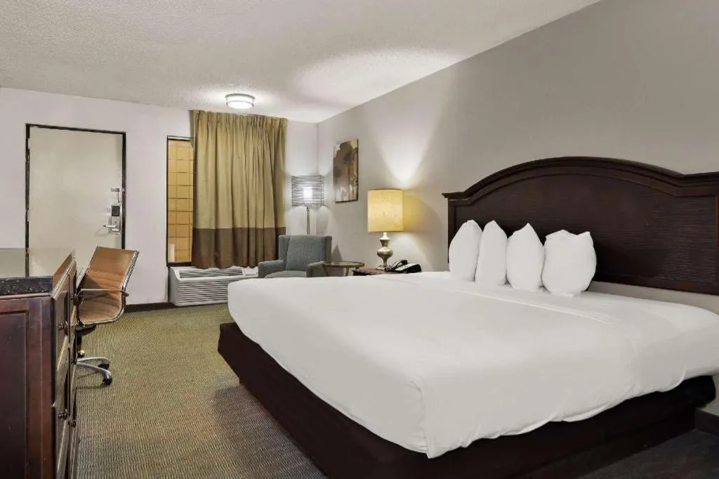 Bed in Rodeway Inn Lumberton Central