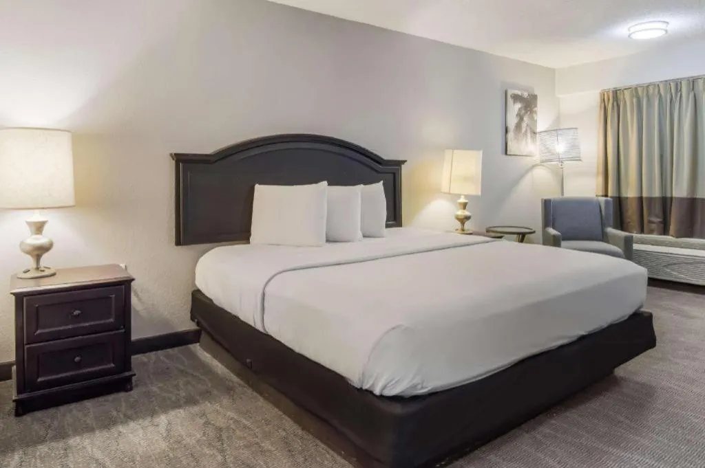 Bed in Rodeway Inn Lumberton Central