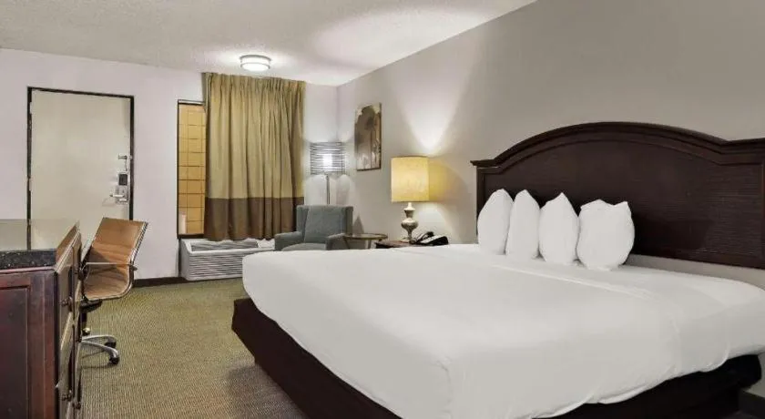 Bed in Rodeway Inn Lumberton Central