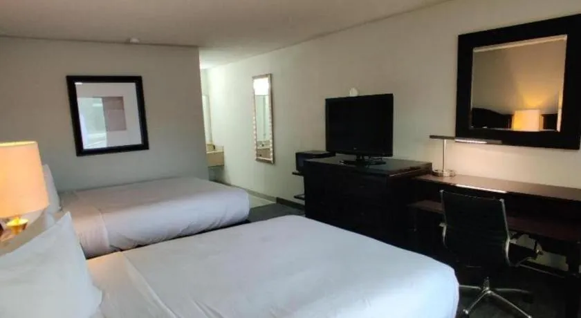 Bed in Rodeway Inn Lumberton Central