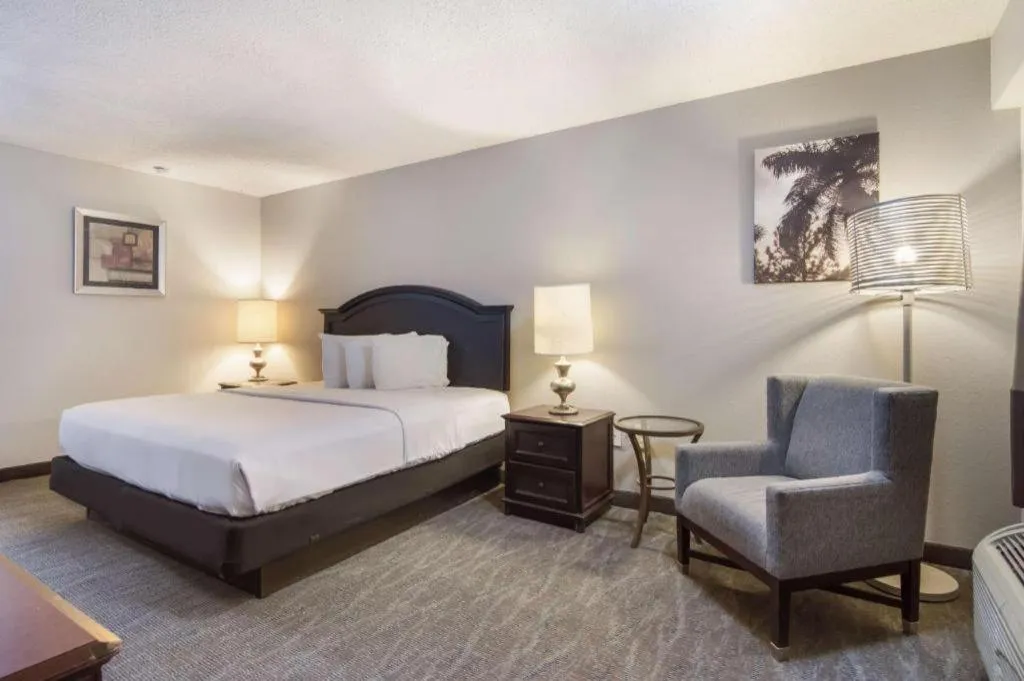 Bed in Rodeway Inn Lumberton Central