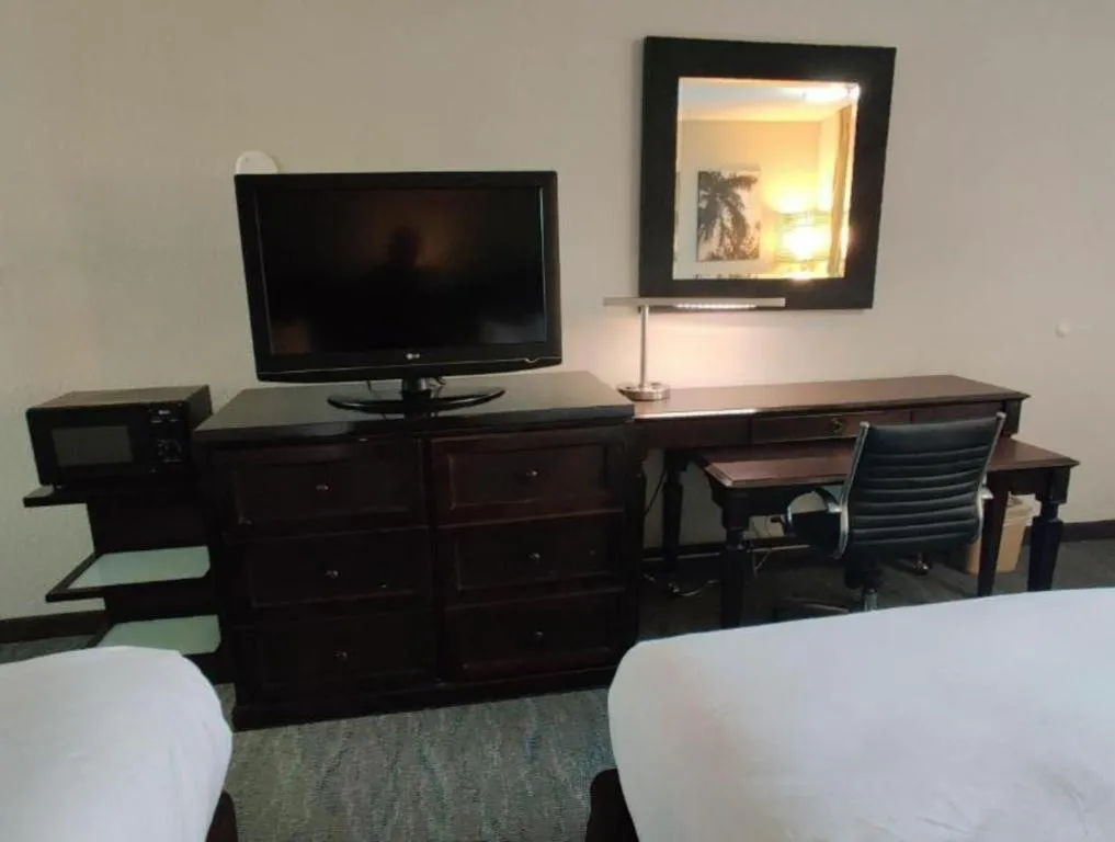 Bed in Rodeway Inn Lumberton Central