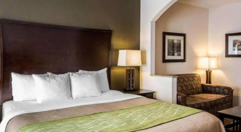 Bed in Comfort Inn & Suites Alva