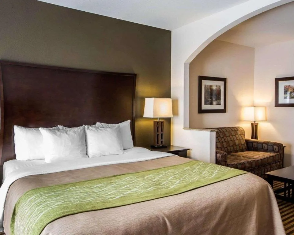 Bed in Comfort Inn & Suites Alva