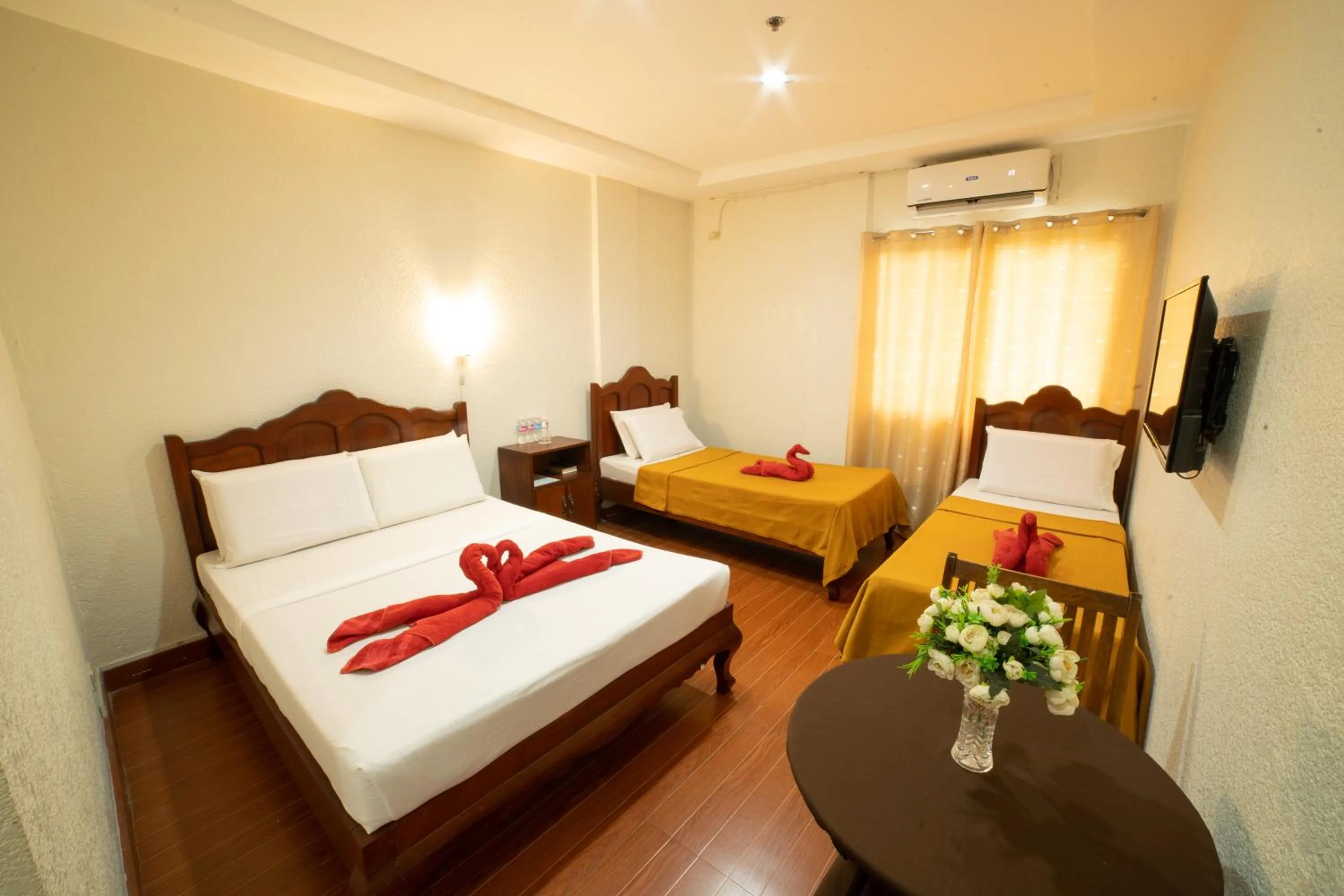 Photo of the whole room, Bed in Casañas Suites