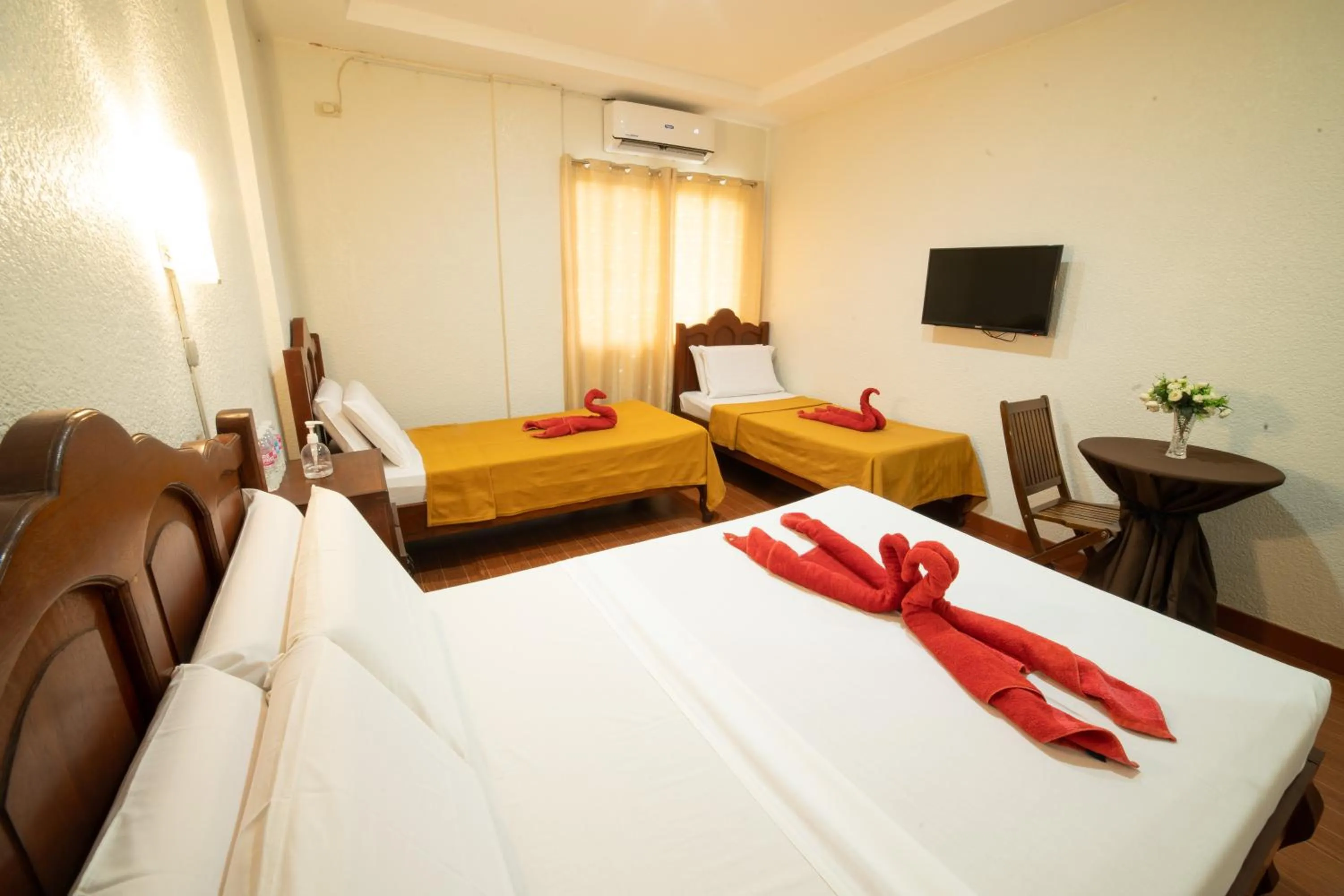 Photo of the whole room, Bed in Casañas Suites