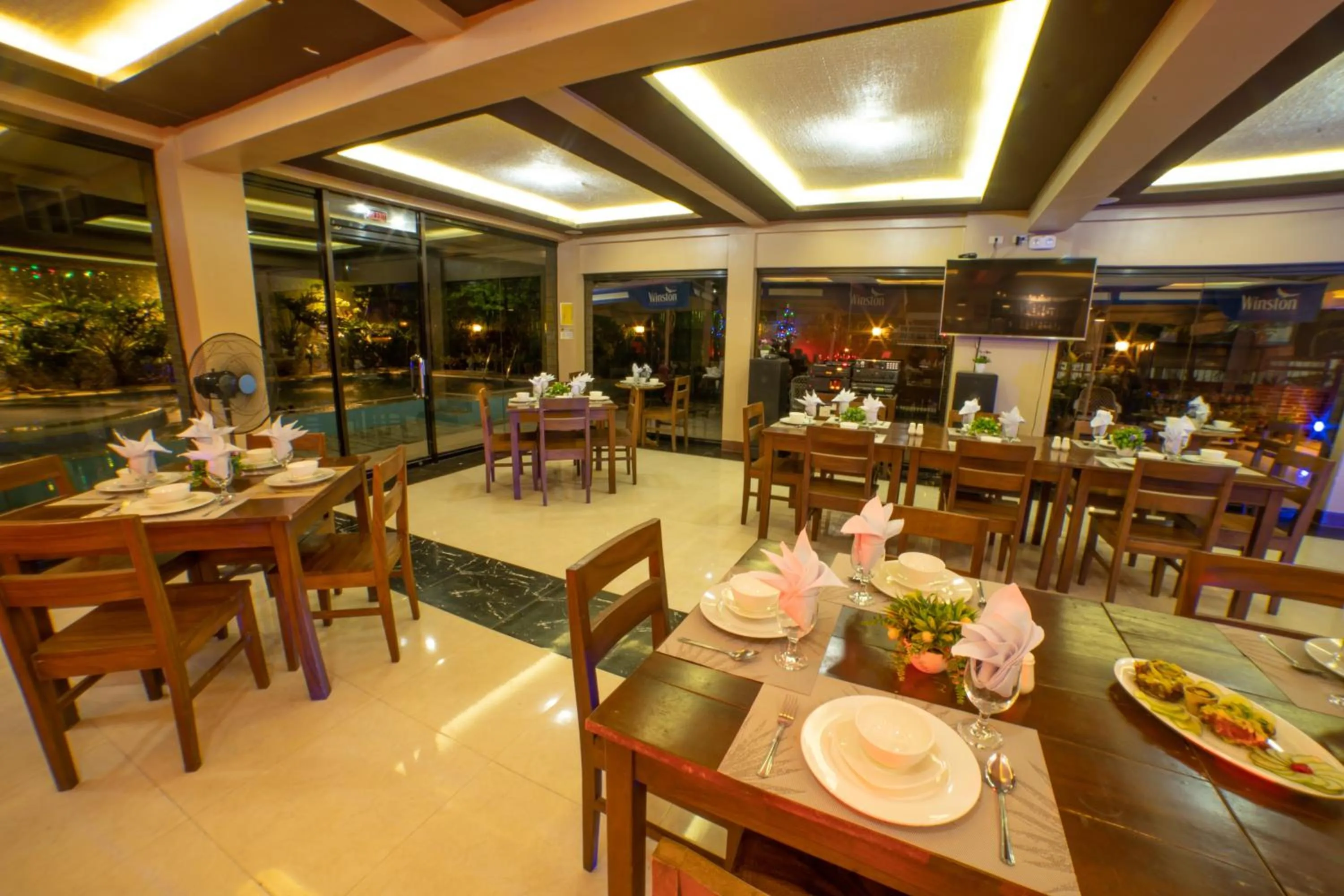 Restaurant/places to eat in Casañas Suites