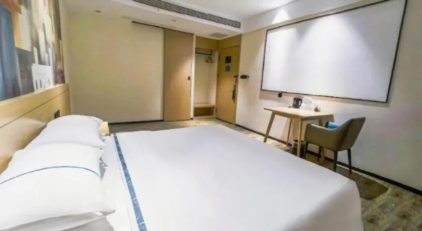 Bed in City Comfort Inn Wuhan Yangluo Wanda Plaza