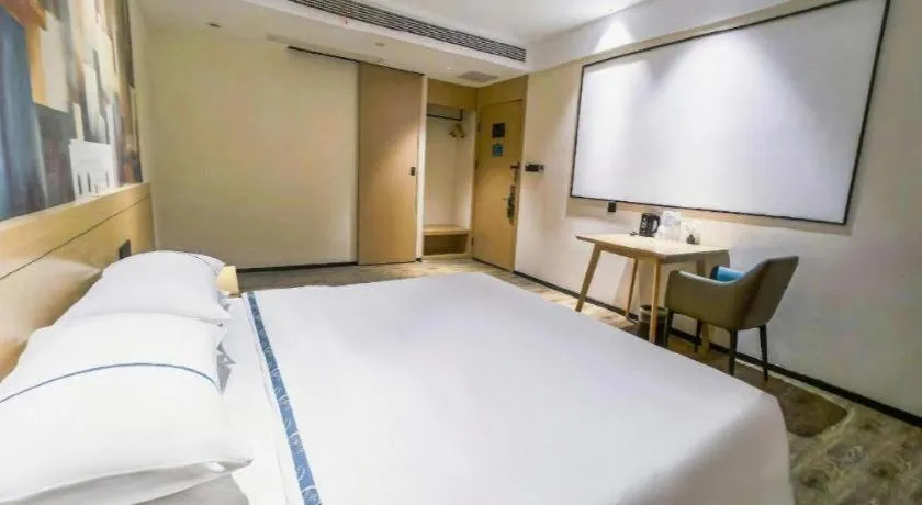 Bed in City Comfort Inn Wuhan Yangluo Wanda Plaza