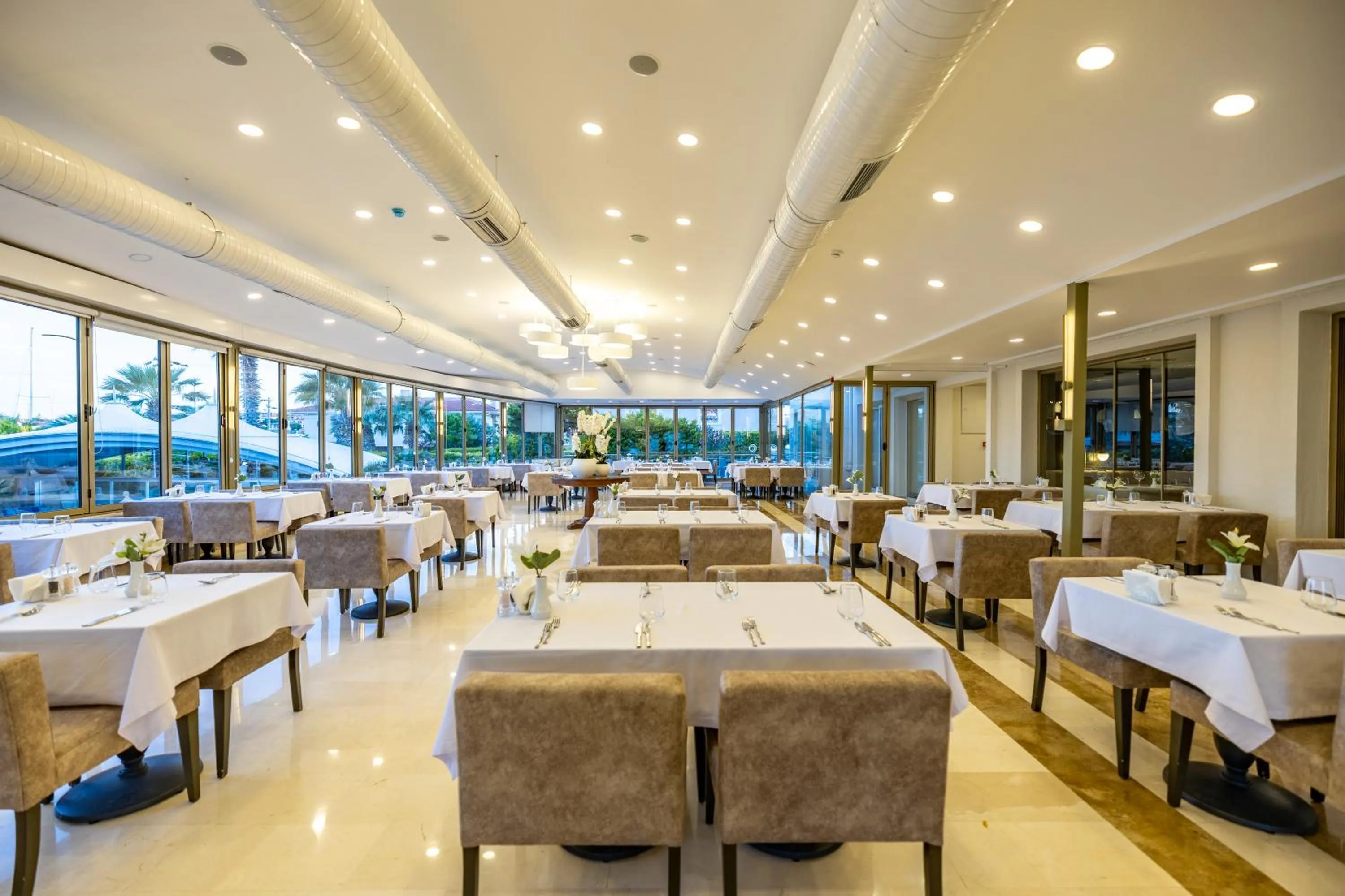 Restaurant/places to eat in Sisus Marina Hotel