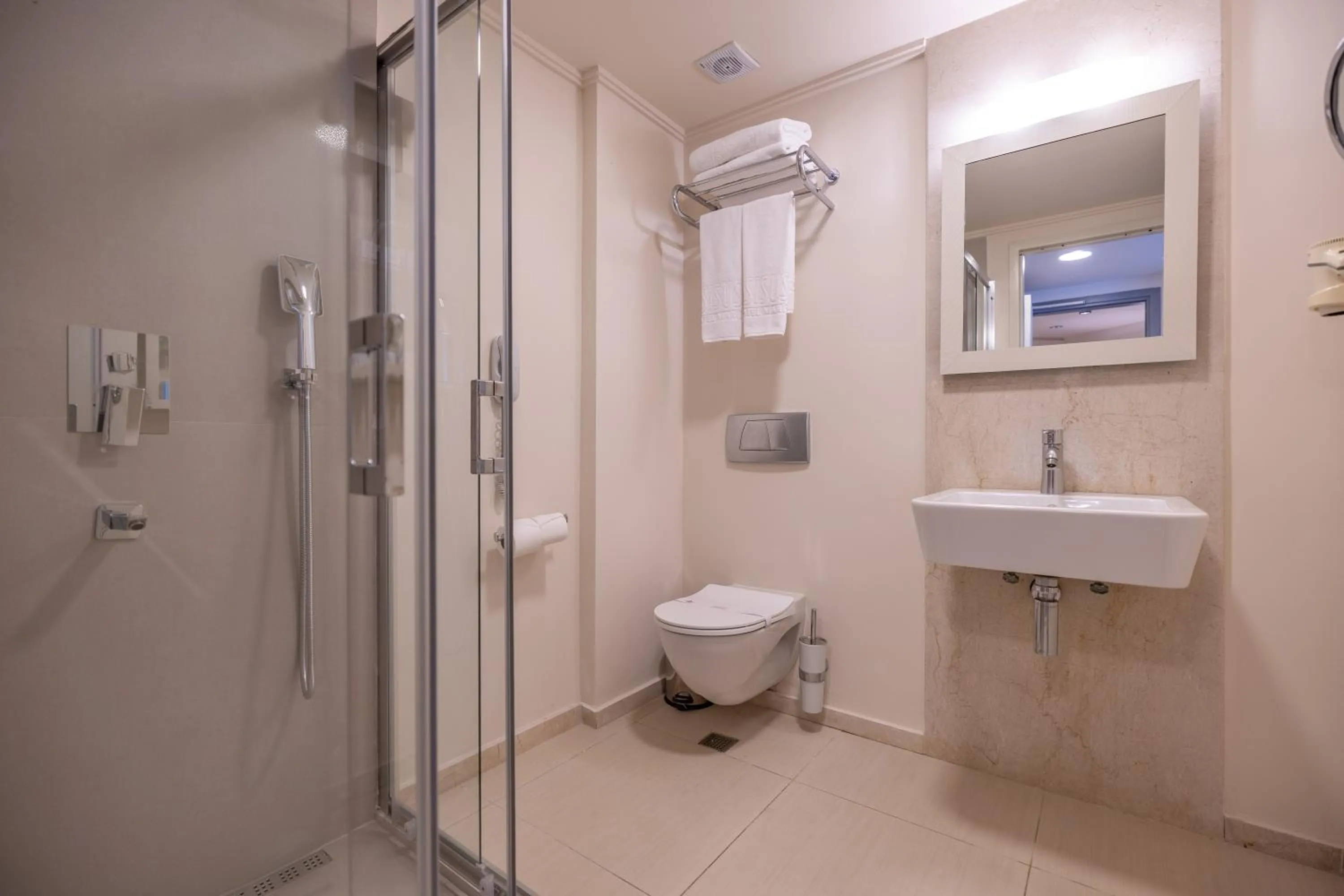 Shower in Sisus Marina Hotel