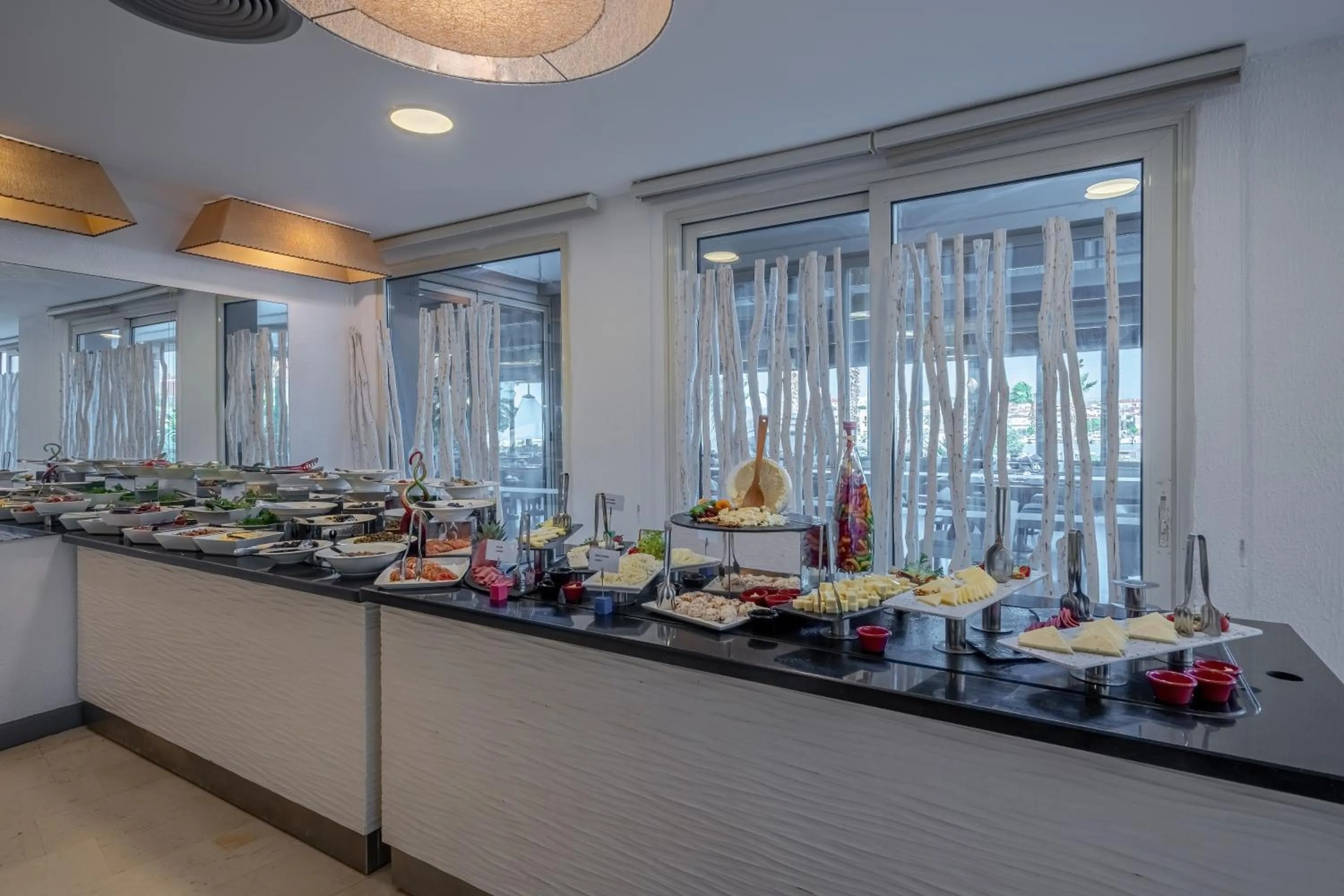 Restaurant/places to eat in Sisus Marina Hotel