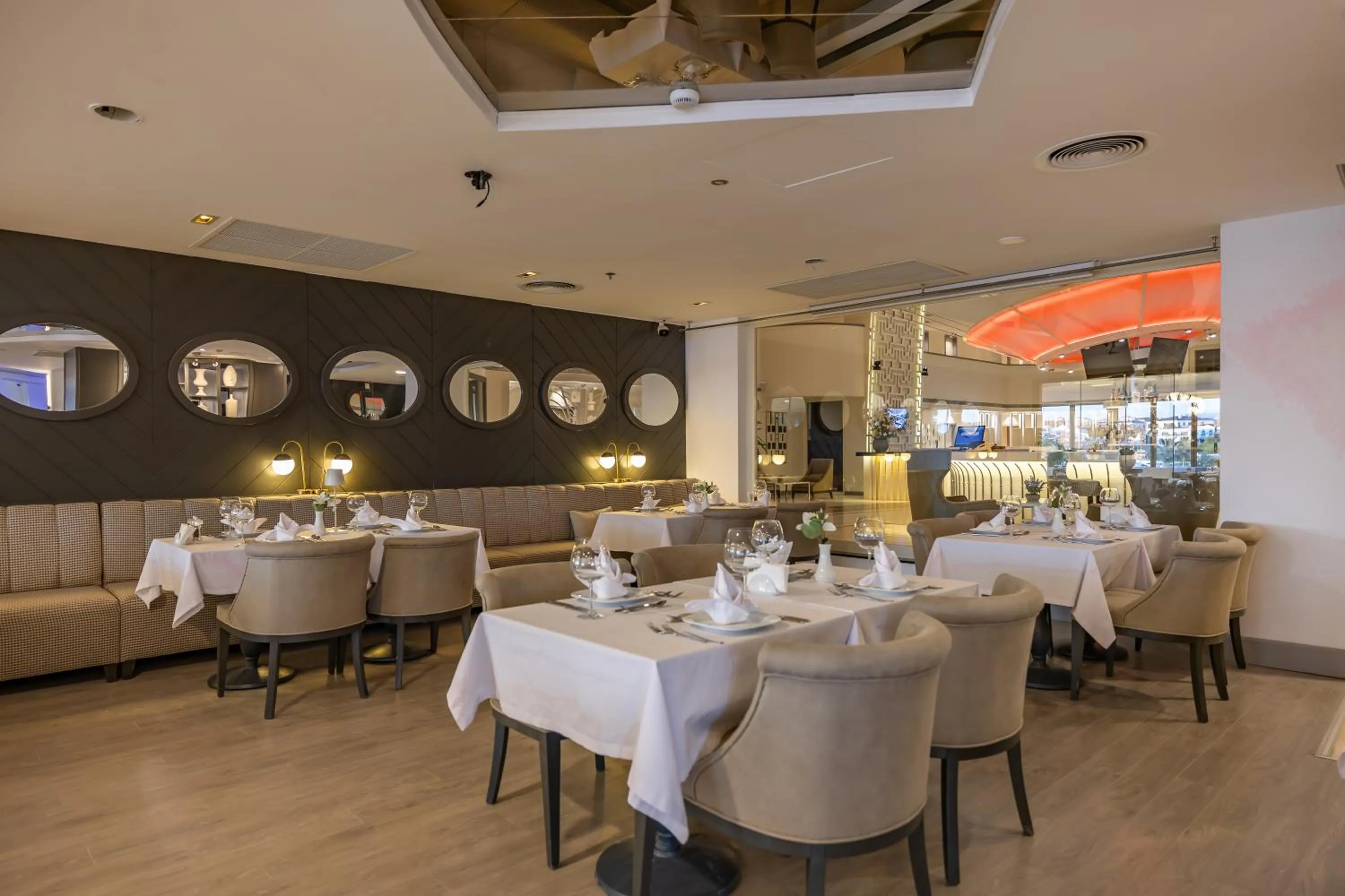 Restaurant/places to eat in Sisus Marina Hotel