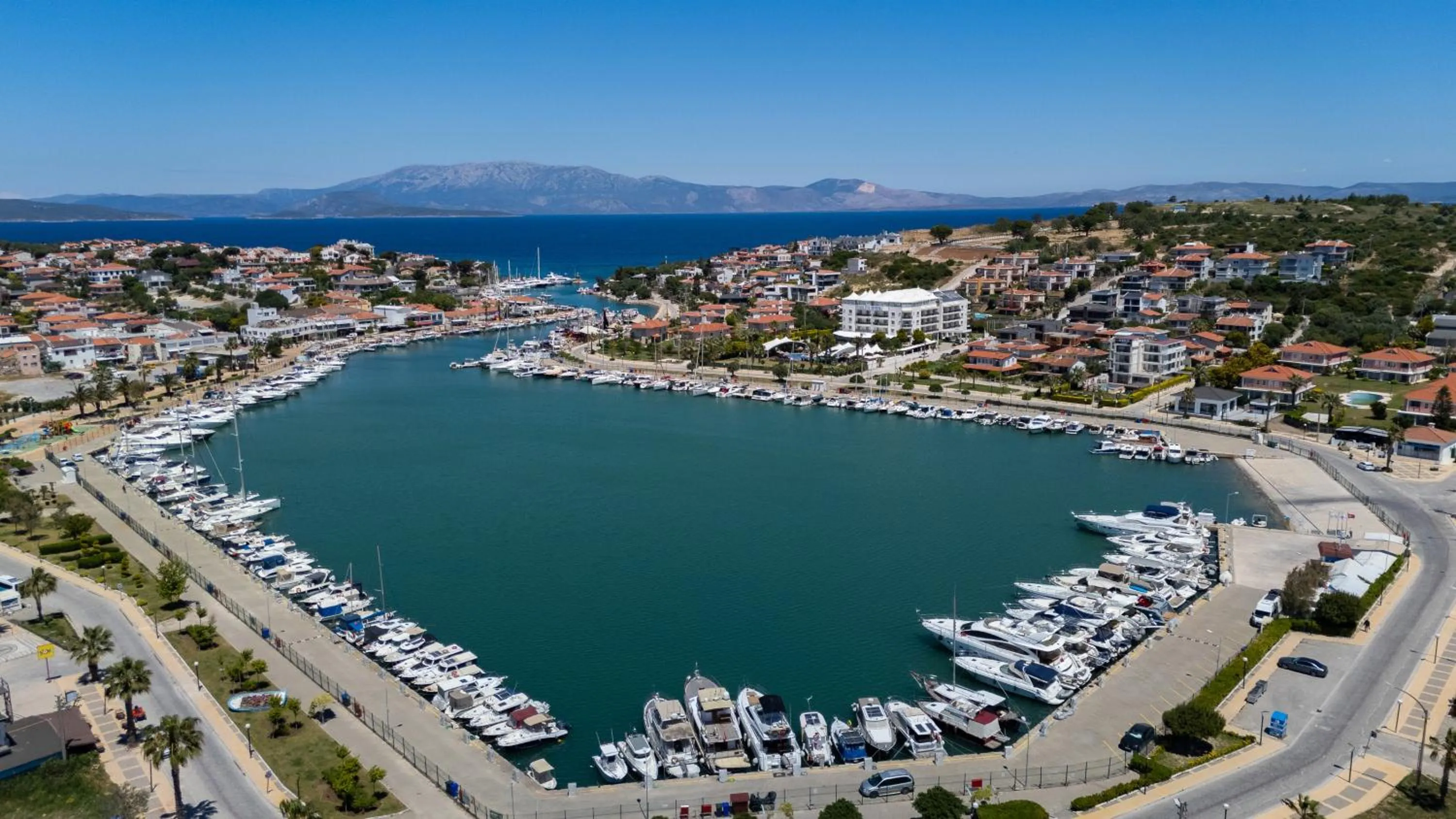 Property building in Sisus Marina Hotel