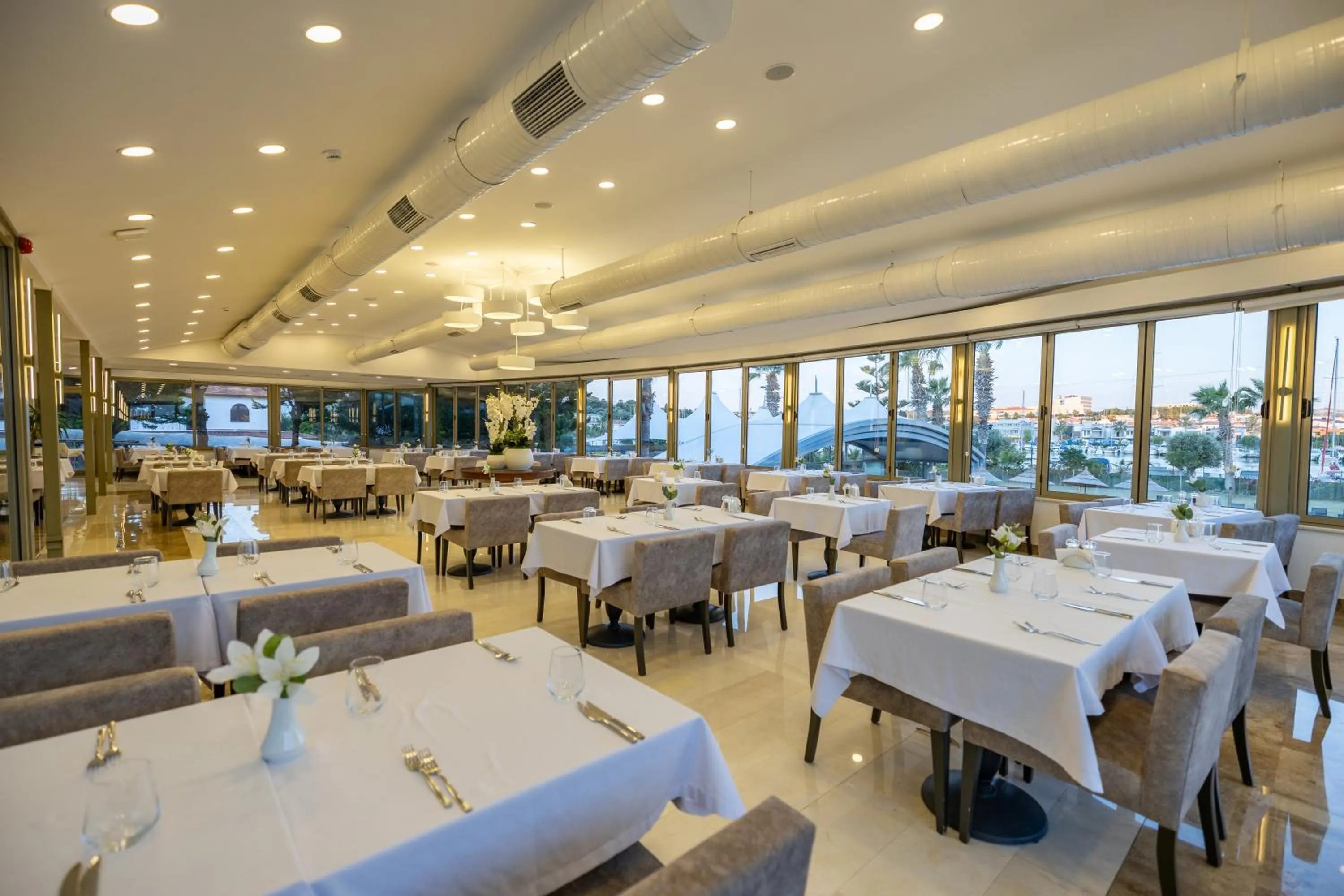 Restaurant/places to eat in Sisus Marina Hotel