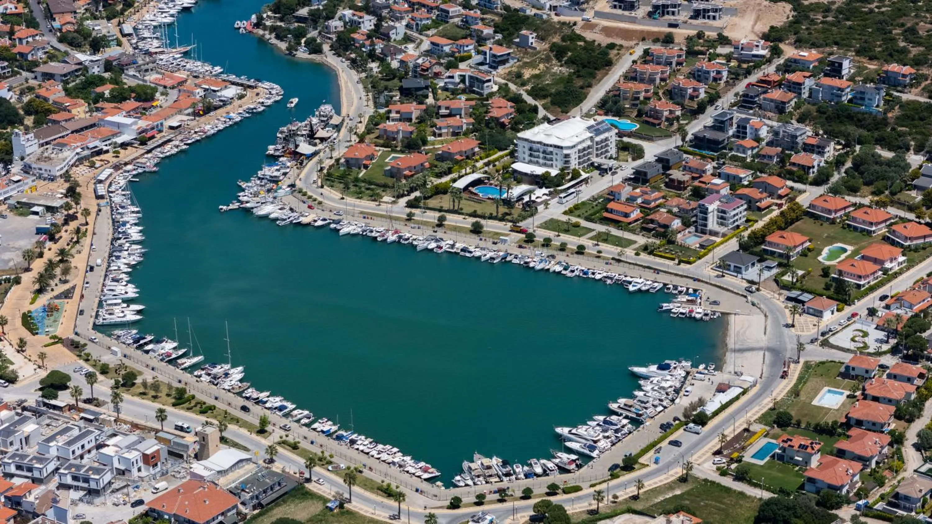 Property building in Sisus Marina Hotel