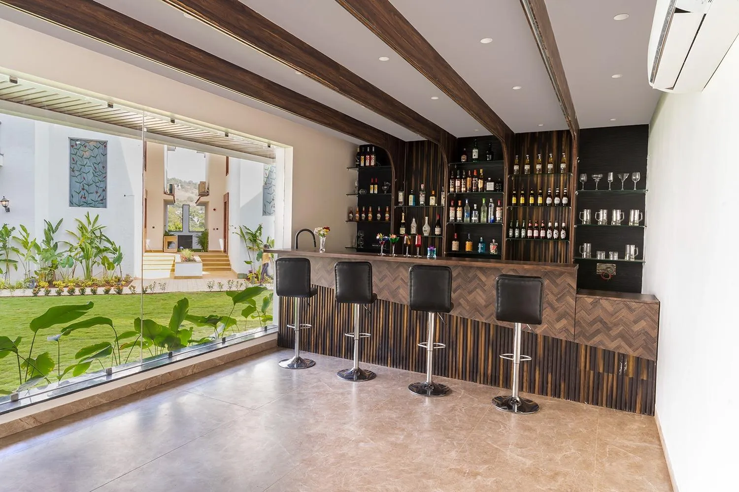 Lounge or bar in The Tanisi Resorts & Pool Villas, Candolim