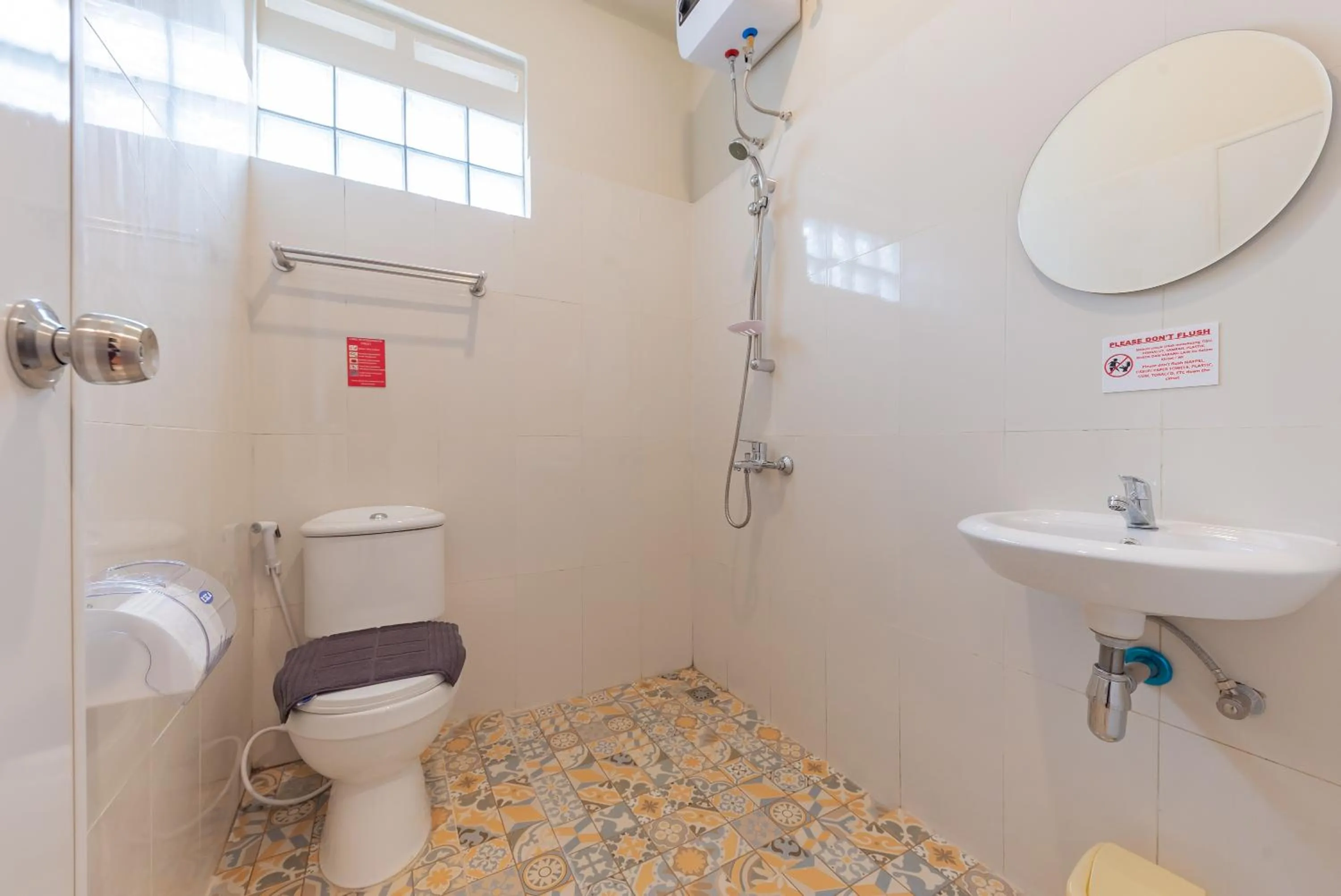 Bathroom in RedDoorz Plus @ Bagusrangin Street 2