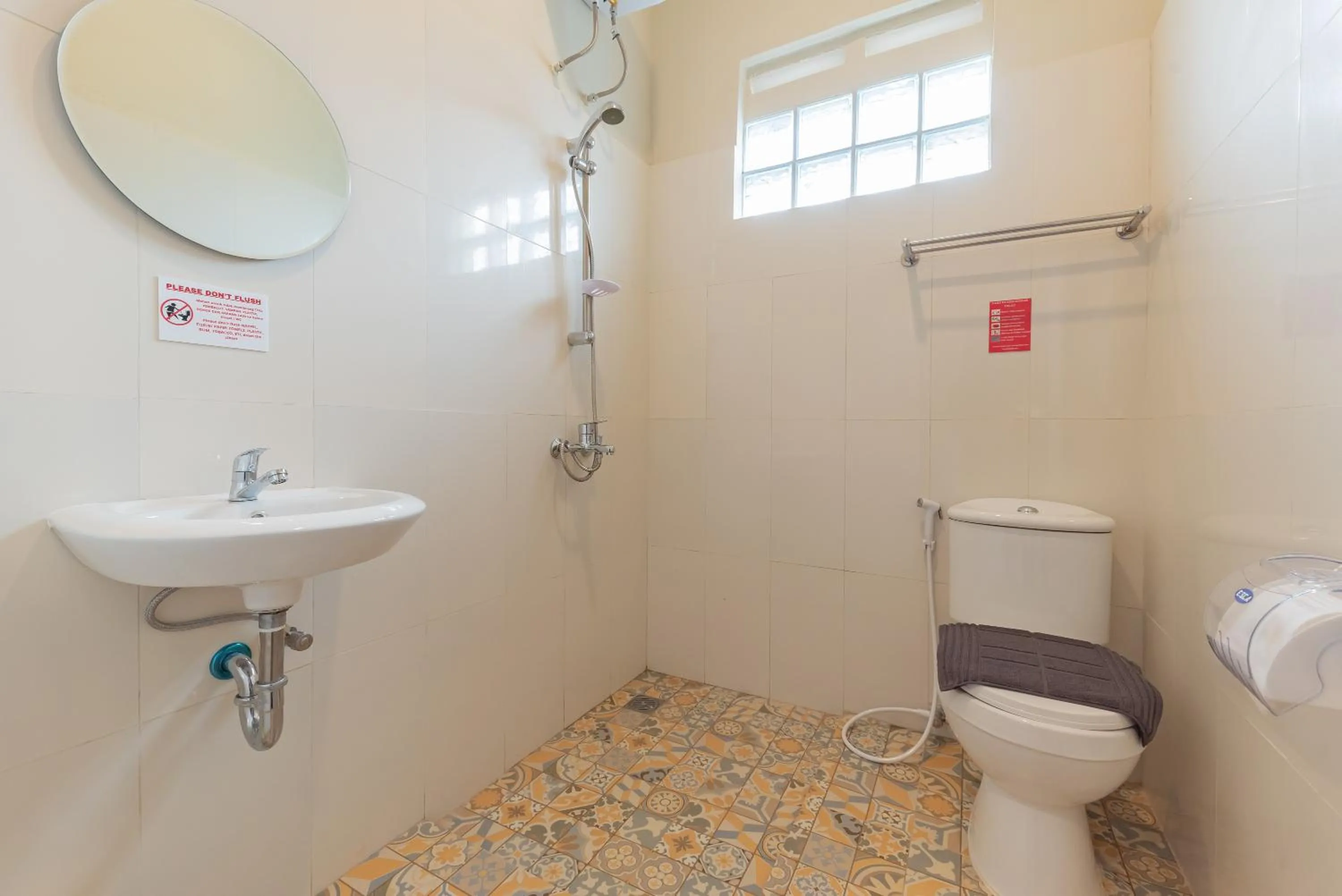 Bathroom in RedDoorz Plus @ Bagusrangin Street 2