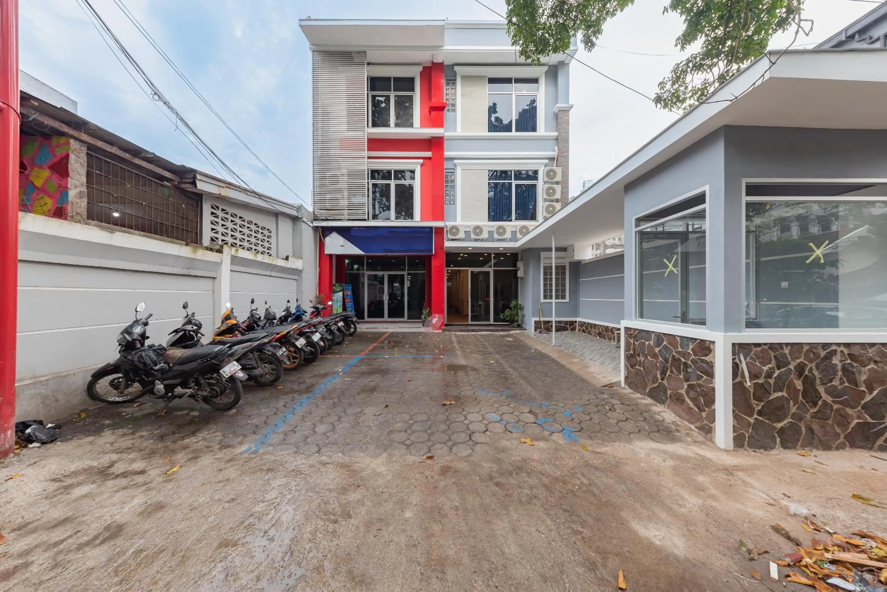 Property building in RedDoorz Plus @ Bagusrangin Street 2