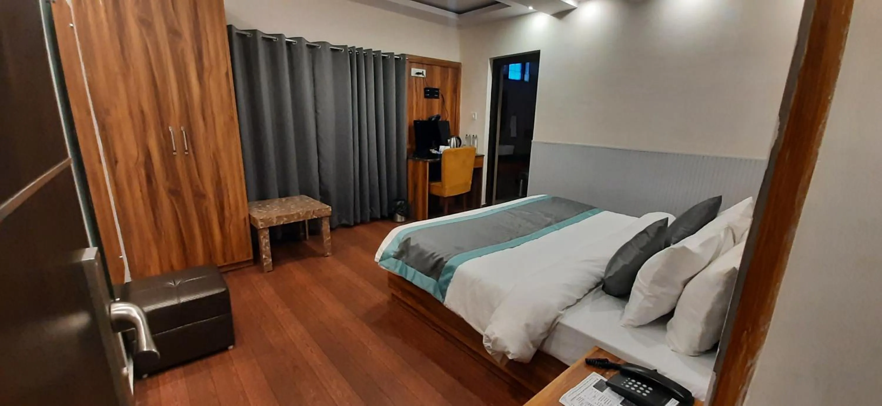 Bedroom, Bed in Aamod Feather Touch - Nainital