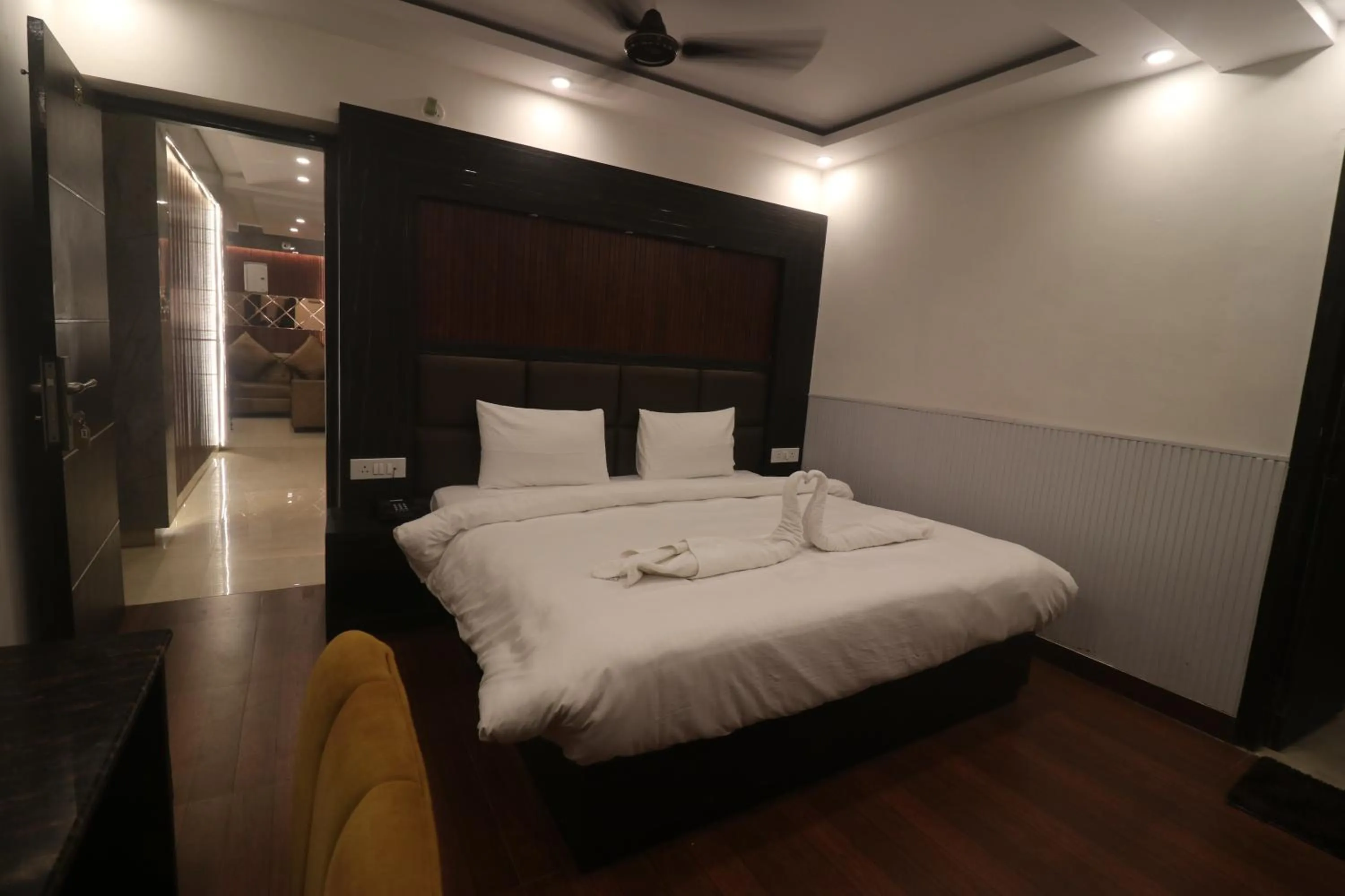 Bedroom, Bed in Aamod Feather Touch - Nainital